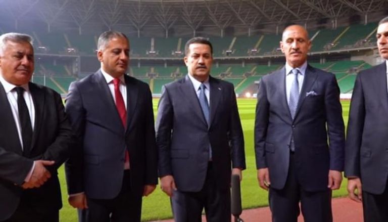 السوداني مع وزير الرياضة ومسؤولين آخرين بملعب جذع النخلة