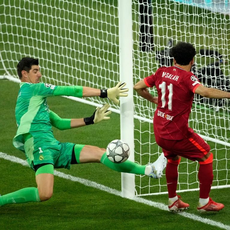 محمد صلاح وكورتوا خلال مباراة ليفربول وريال مدريد في نهائي دوري أبطال أوروبا محمد صلاح وكورتوا في نهائي دوري أبطال أوروبا