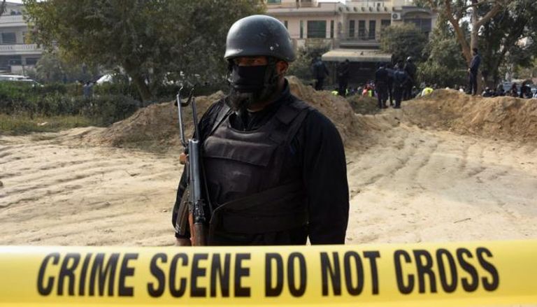 شرطي باكستاني في موقع هجوم سابق