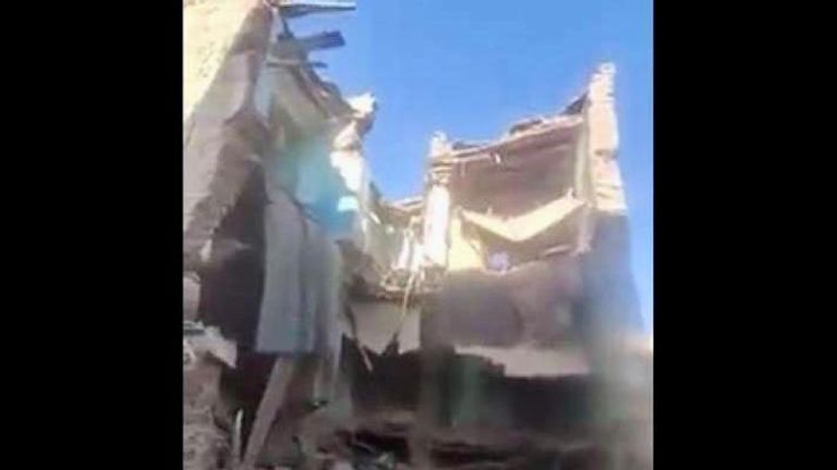 جانب من آثار انهيار المبنى