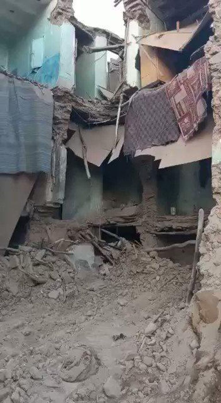 جانب من آثار انهيار المبنى