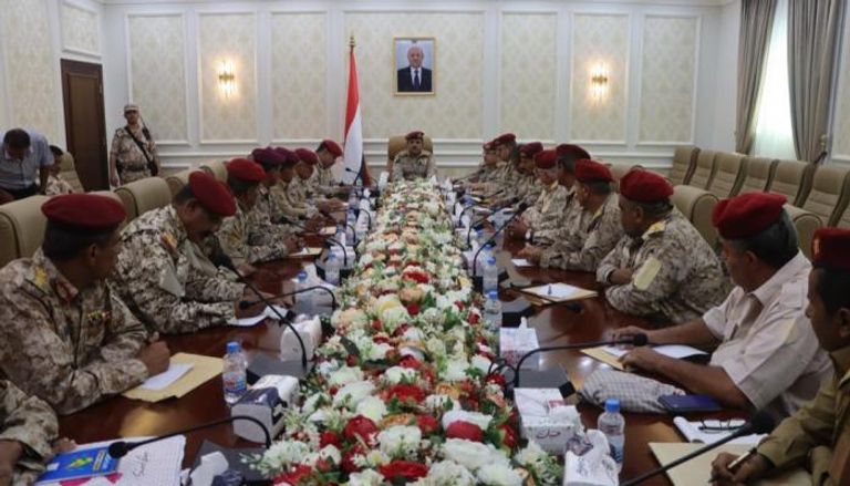 وزير الدفاع اليمني خلال اجتماع بقيادات محور أبين
