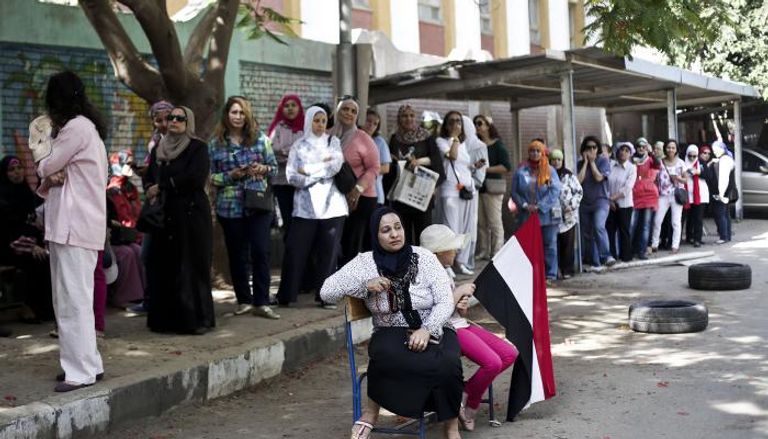نساء خارج لجنة اقتراع في مصر - أرشيفية