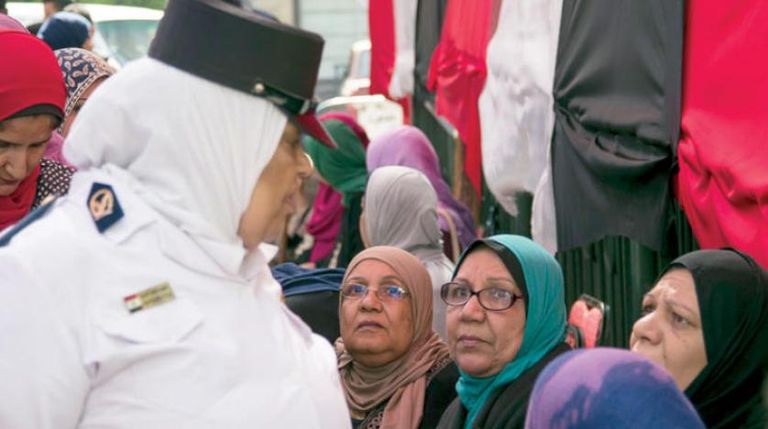 سيدات مصريات في لجان اقتراع - أرشيفية نساء خارج لجنة اقتراع في مصر - أرشيفية