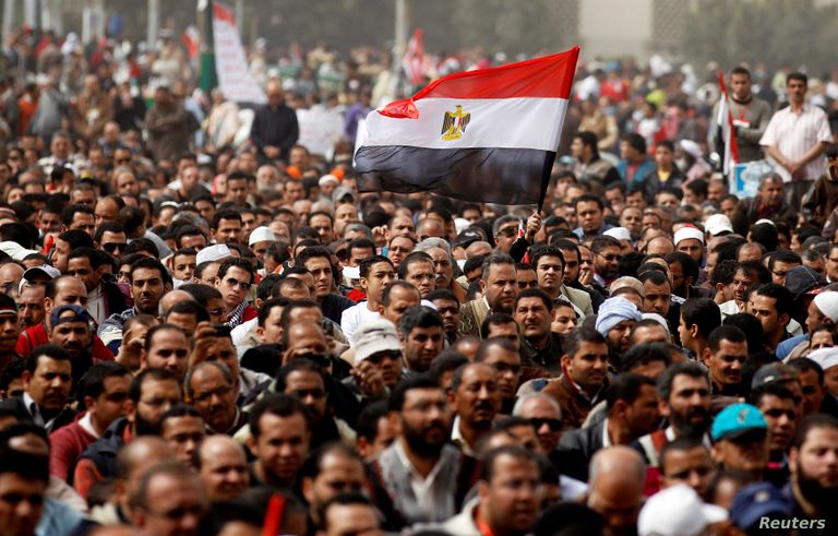 احتجاجات شعبية في مصر - أرشيفية نساء خارج لجنة اقتراع في مصر - أرشيفية