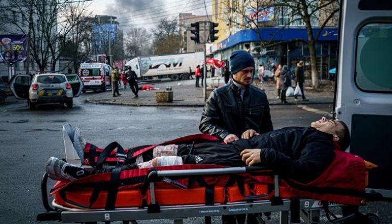 إجلاء مصاب أوكراني جراء القصف الروسي