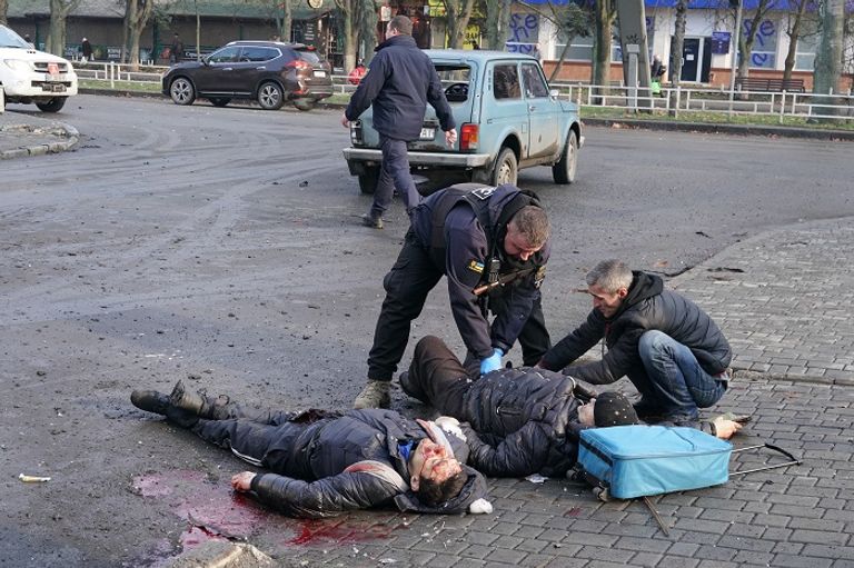 قتيلان في شوارع خيرسون إجلاء مصاب أوكراني جراء القصف الروسي