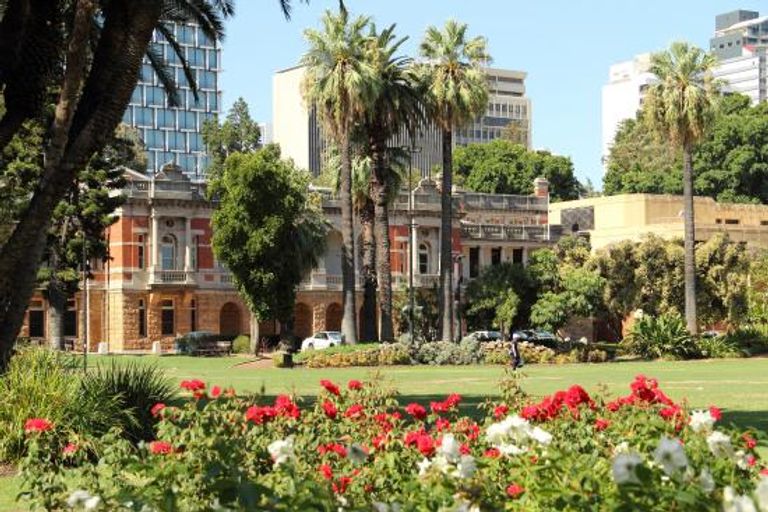 حديقة المحكمة أحد أماكن السياحة في دوسلدروف السياحة في دوسلدورف.. 6 مزارات سياحية عبر نهر الراين