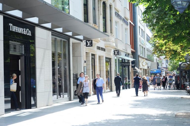 شارع "Königsallee" أحد أماكن السياحة في دوسلدورف السياحة في دوسلدورف.. 6 مزارات سياحية عبر نهر الراين