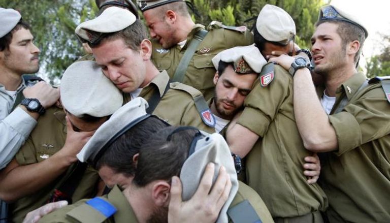 جنود إسرائيليون في حالة حزن على وفاة أحد زملائهم - أرشيفية