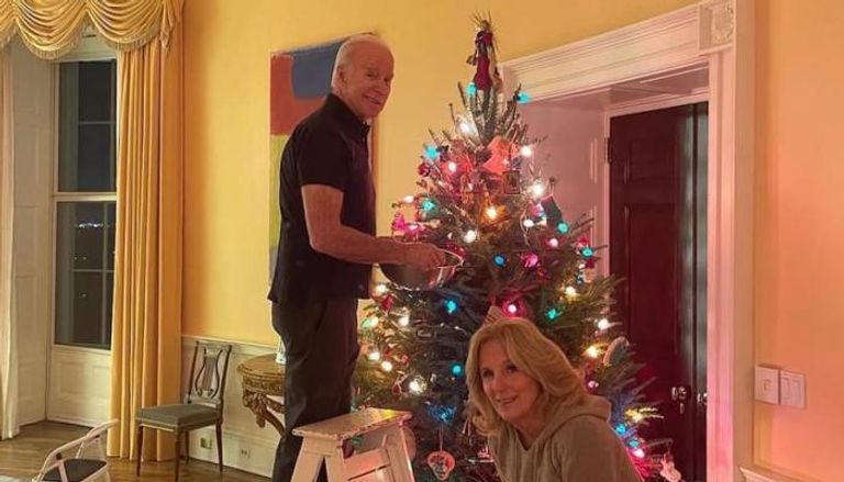 الرئيس بايدن وزوجته أثناء تحضيرات شجرة عيد الميلاد