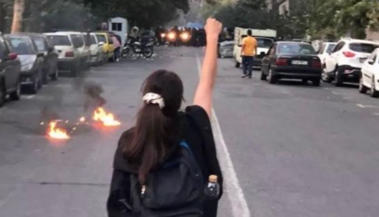 فتاة إيرانية تخلع الحجاب خلال الاحتجاجات الأخيرة- أرشيفية