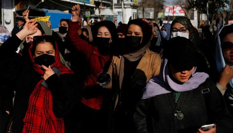 أفغانيات خلال وقفة احتجاجية ضد قرار منعهن من التعليم الجامعي - رويترز