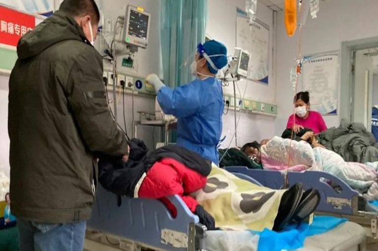 فريق طبي ينقل مريضا في الصين- أرشيفية