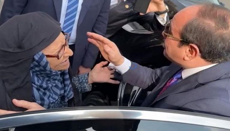 جانب من الحوار الذي دار بين الرئيس المصري عبدالفتاح السيسي والسيدة المسنة