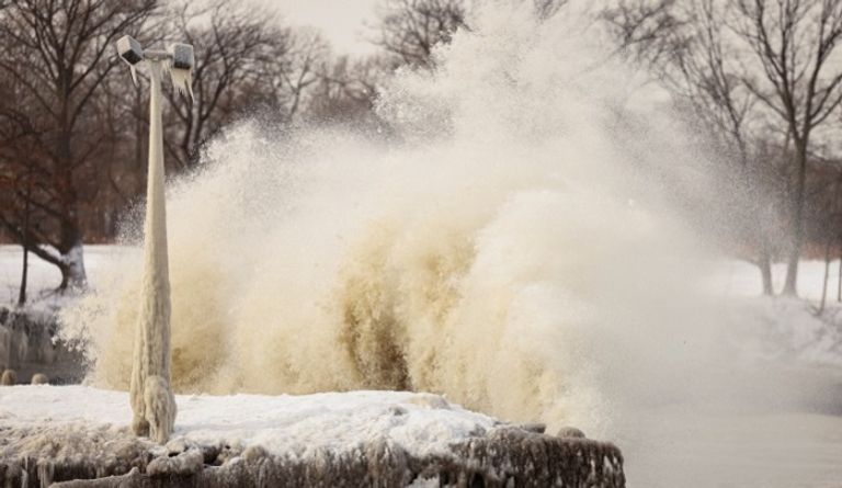 العاصفة شلت الحياة في معظم الولايات