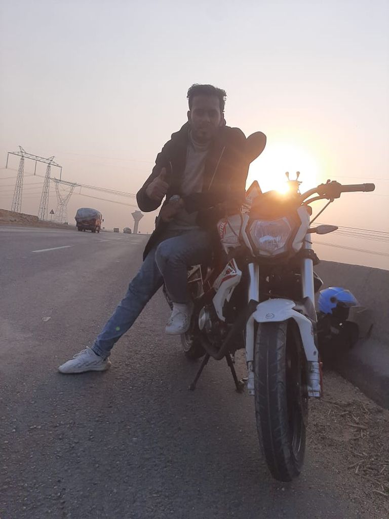 الشاب صابر براية يعمل 17 ساعة يوميًا لزيادة دخله الشاب المصري صابر براية مع دراجته النارية