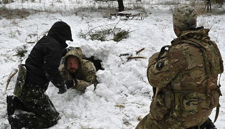 جنود اوكرانيون خلال تدريب وسط الثلوج