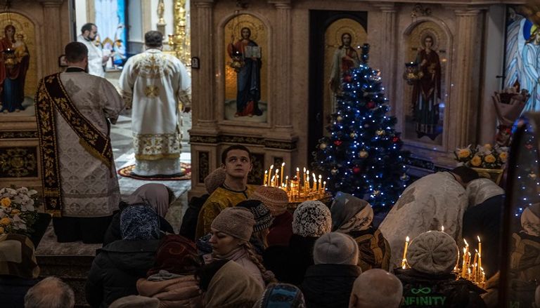 أوكرانيون يحتلفون بعيد الميلاد في 25 ديسمبر