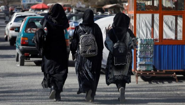 طالبات أفغانيات يسرن بالقرب من جامعة كابول