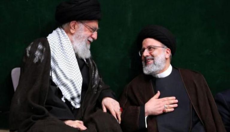 الرئيس الإيراني إبراهيم رئيسي والمرشد علي خامنئي