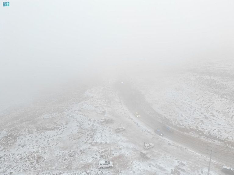 المناطق التي زادها الثلج جمالاً شكلت وجهة سياحية لأهالي تبوك