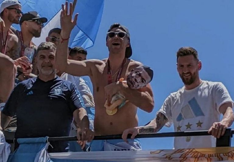 مارتينيز وسط ميسي ومبابي 