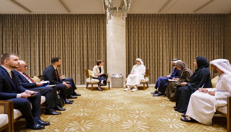 الشيخ عبدالله بن زايد آل نهيان خلال لقاء وزيرة خارجية كوسوفو