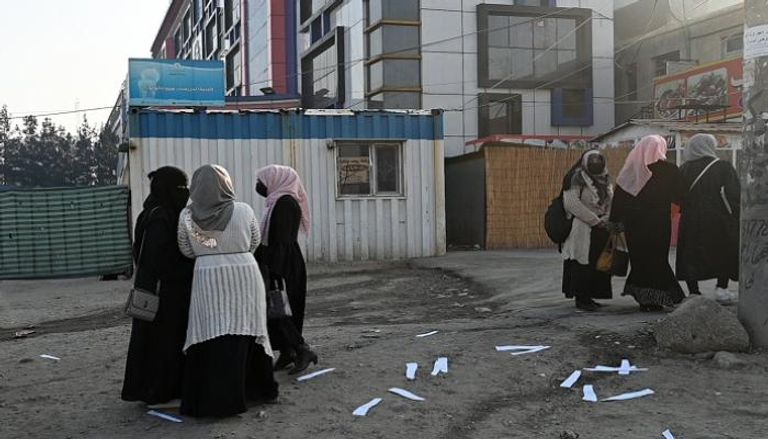 طالبات أفغانيات يمشين في طريق عودتهن لديارهن أمام جامعة خاصة في كابول