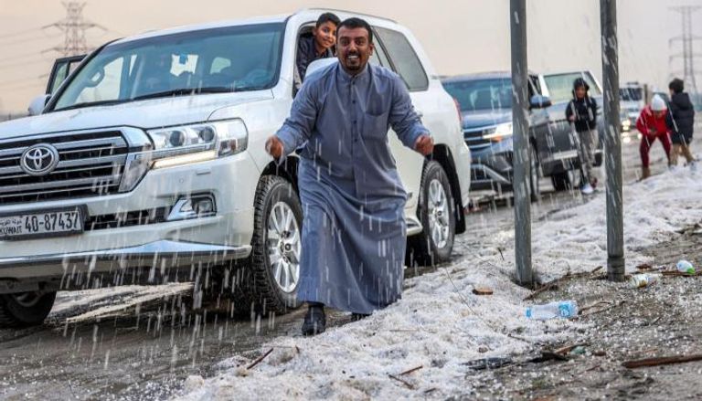 الثلوج تتساقط في الكويت