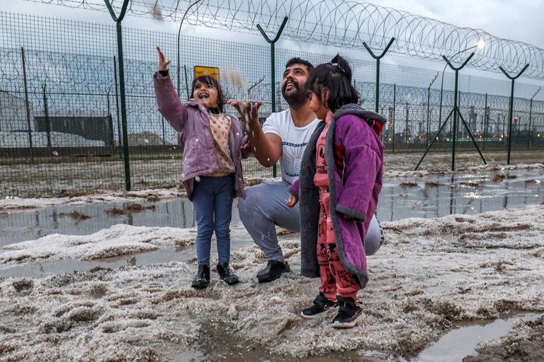 أطفال يبتهجون بسبب الثلوج التي تساقطت على مناطق في جنوب الكويت الثلوج تتساقط في الكويت