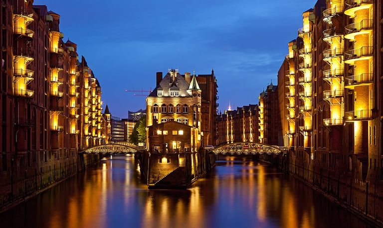 مدينة "Speicherstadt" أحد أماكن السياحة في هامبورغ السياحة في هامبورغ…6 معالم سياحية وتكاليف الإقامة