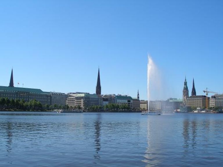 بحيرة ألستر أحد أماكن السياحة في هامبورغ السياحة في هامبورغ…6 معالم سياحية وتكاليف الإقامة