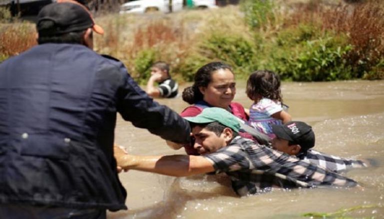 مهاجرون غير شرعيين يحاولون دخول الولايات المتحدة