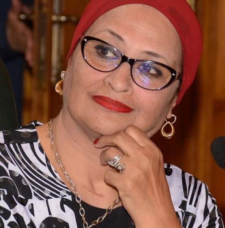 شاب يقدم لعروسه شبكة من الفضة