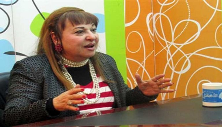 شاب يقدم لعروسه شبكة من الفضة