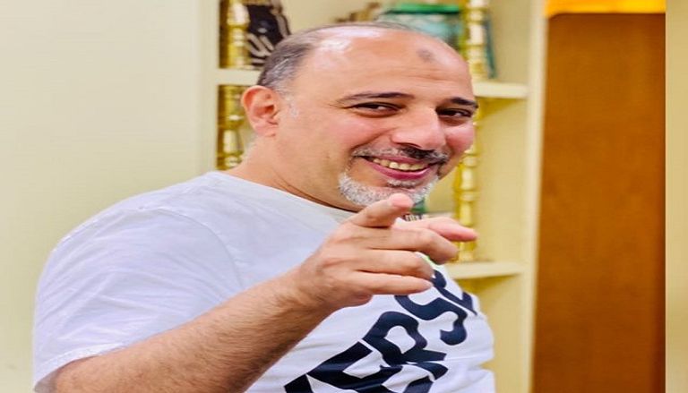 شاب يقدم لعروسه شبكة من الفضة