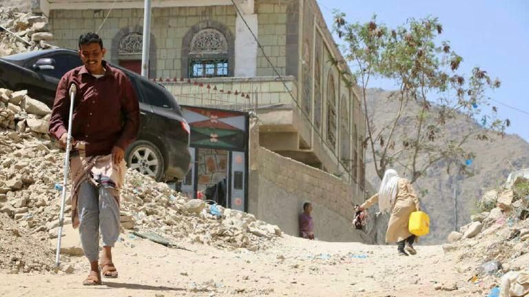 نساء وفتيات يقفن في طابور طويل للحصول على المياه