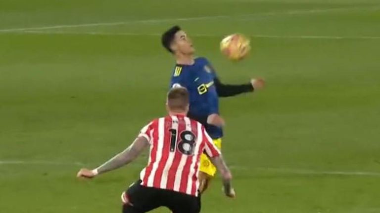 تمريرة رونالدو بالصدر ديفيد دي خيا