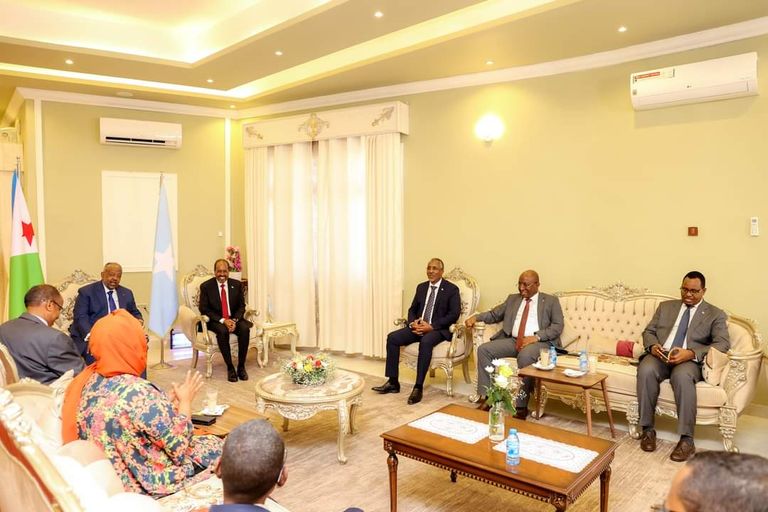 جانب من المؤتمر الصحفي بين الرئيسين الصومالي حسن شيخ والجيبوتي إسماعيل جيله