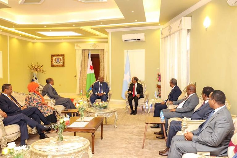 جانب من المؤتمر الصحفي بين الرئيسين الصومالي حسن شيخ والجيبوتي إسماعيل جيله