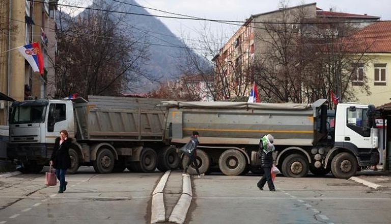 طريق أغلقه مواطنون صربيون بالشاحنات