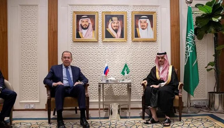 لقاء سابق بين وزير الخارجية السعودي ونظيره الروسي