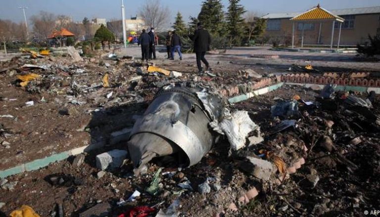 حطام الطائرة الأوكرانية يعد سقوطها بالقرب من مطار طهران- أرشيفية