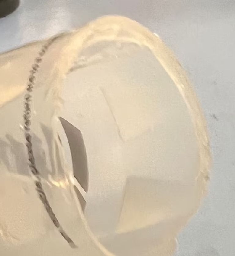 الزجاجة الملقاة على المشجعة المانشستراوية