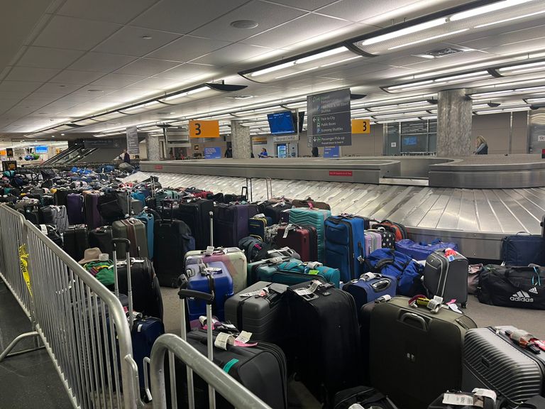 العاصفة تفرق الأمريكان عن أمتعتهم العاصفة تفرق الأمريكان عن أمتعتهم