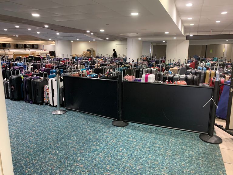 العاصفة تفرق الأمريكان عن أمتعتهم العاصفة تفرق الأمريكان عن أمتعتهم