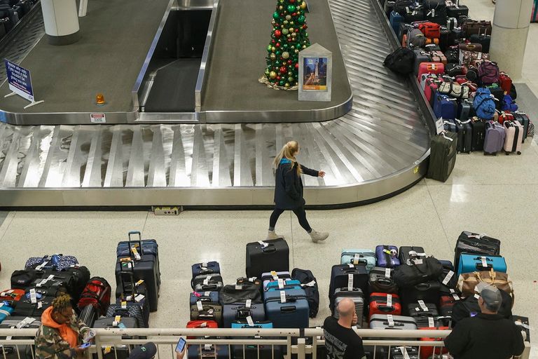 تكدس حقائب المسافرين في مطارات الولايات المتحدة لافتة خارج الخدمة لشركة ساوث وست إيرلاينز