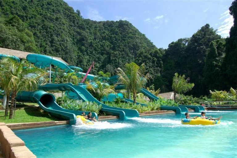 عالم تامبون المفقود أحد أماكن الألعاب المائية في ماليزيا