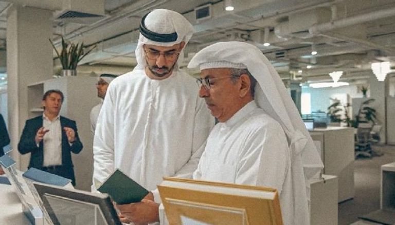 عمر بن سلطان العلماء وزير دولة الإمارات للذكاء الاصطناعي خلال الزيارة